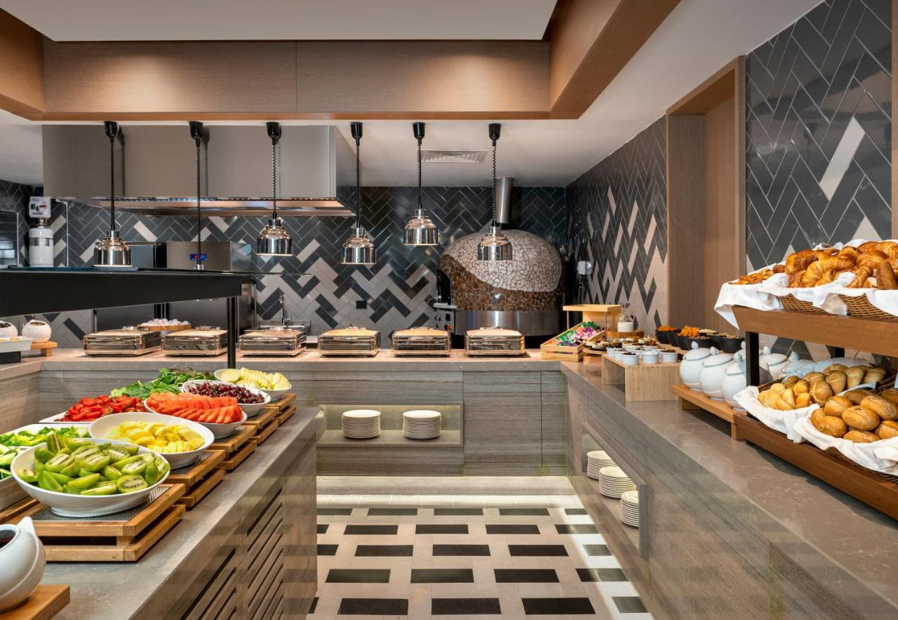 Radisson Collection Hotel, Bodrum 아크얄라 외부 사진 The buffet at the hotel